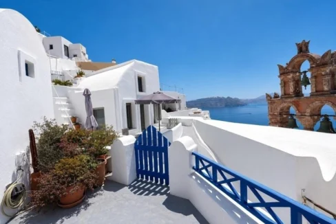 Luxury 19th Century Cave House for sale in Oia, Santorini 17