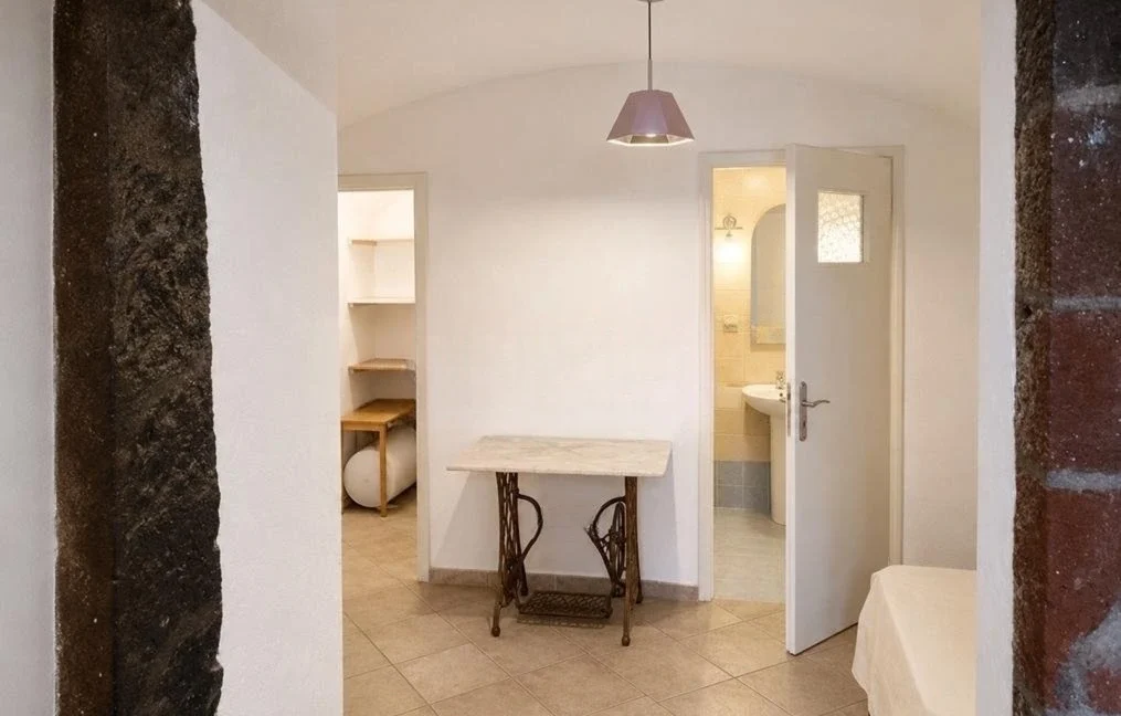 Luxury 19th Century Cave House for sale in Oia, Santorini 3