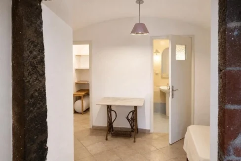 Luxury 19th Century Cave House for sale in Oia, Santorini 3