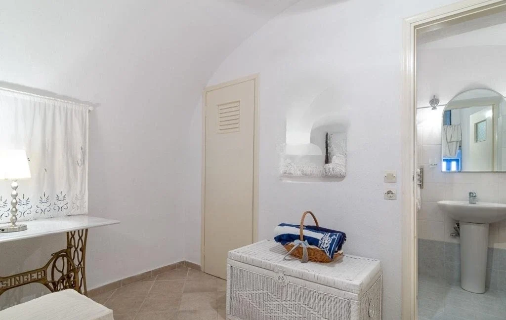 Luxury 19th Century Cave House for sale in Oia, Santorini 6