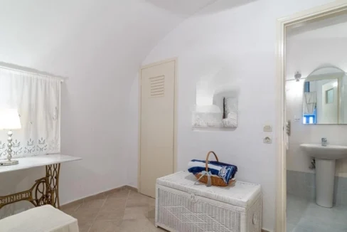 Luxury 19th Century Cave House for sale in Oia, Santorini 6