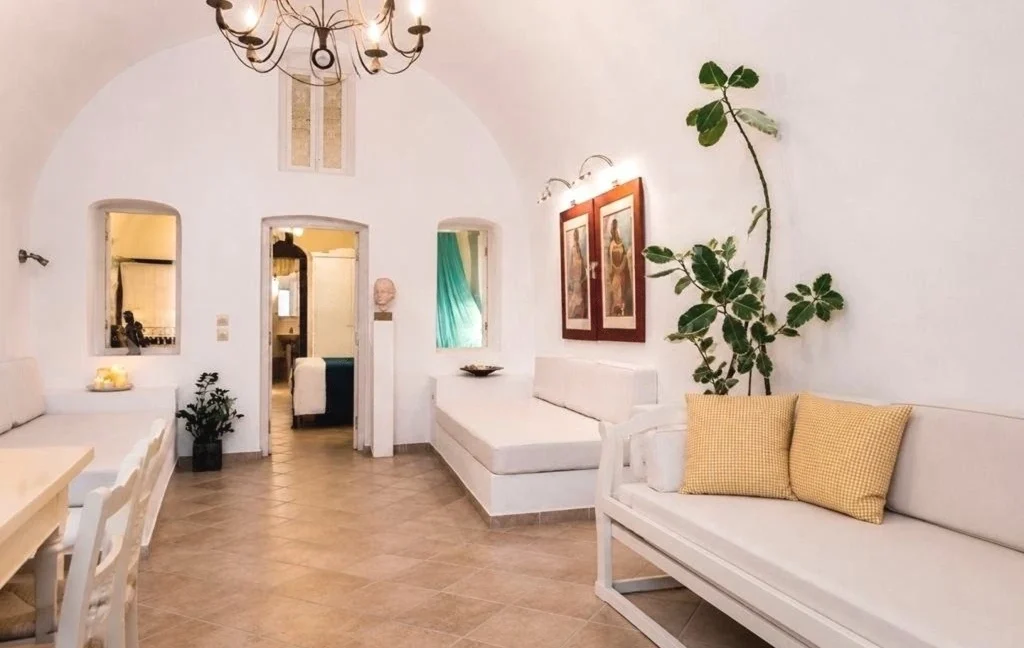 Luxury 19th Century Cave House for sale in Oia, Santorini 8