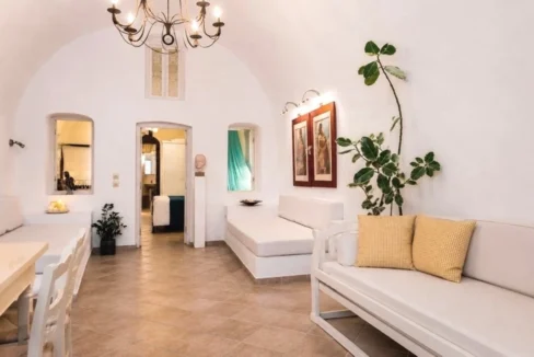 Luxury 19th Century Cave House for sale in Oia, Santorini 8