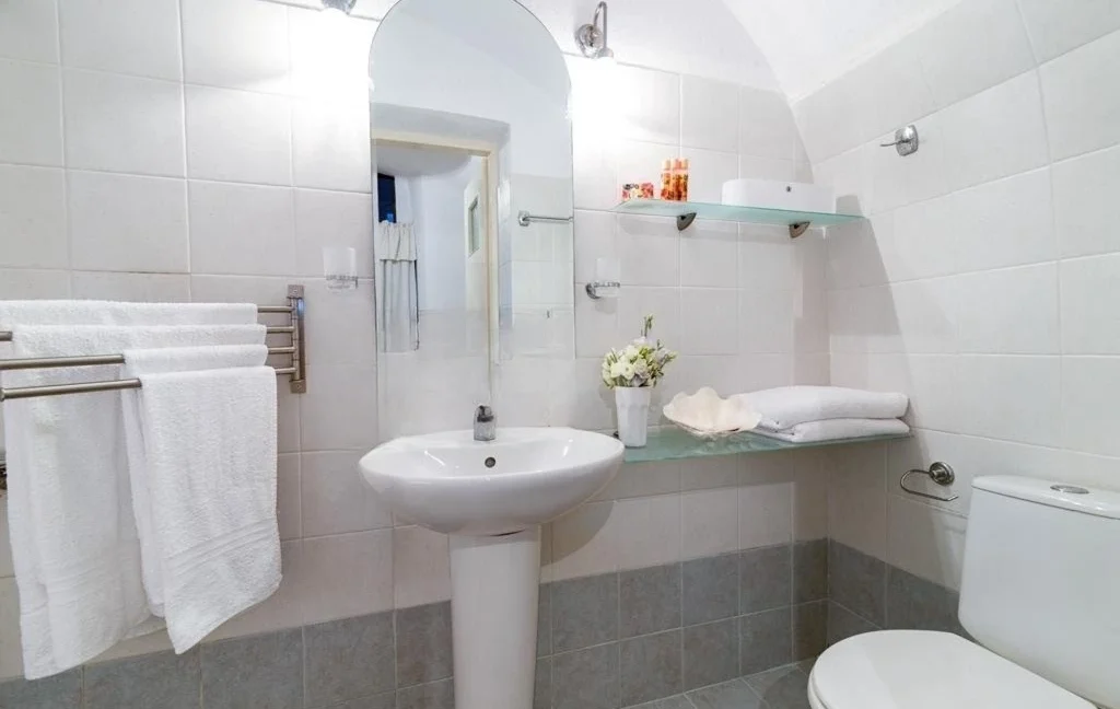 Luxury 19th Century Cave House for sale in Oia, Santorini 9