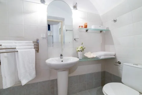 Luxury 19th Century Cave House for sale in Oia, Santorini 9