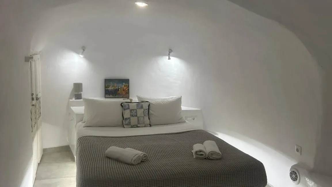 Property for sale Santorini Oia 10