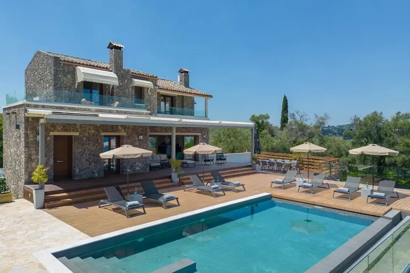 villa-300-sq-m-for-sale_07