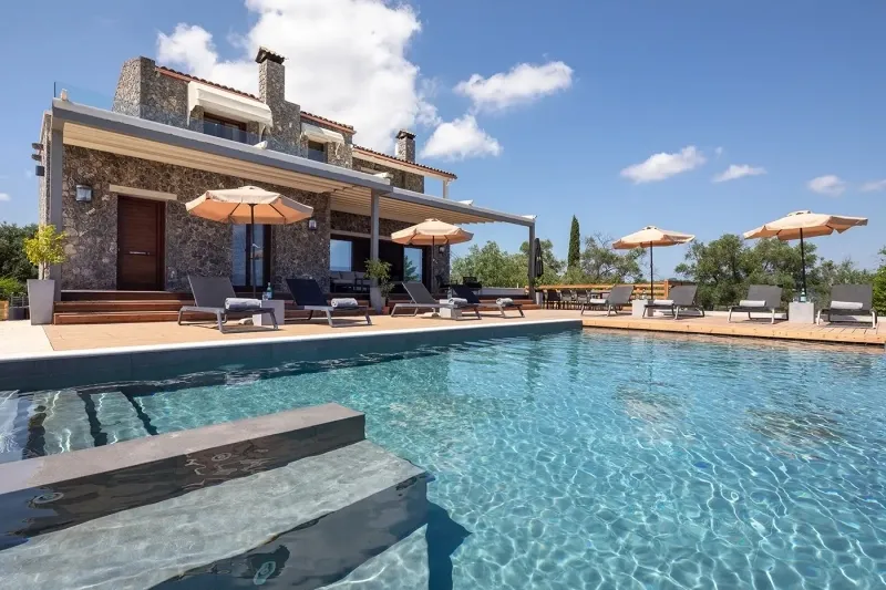villa-300-sq-m-for-sale_08