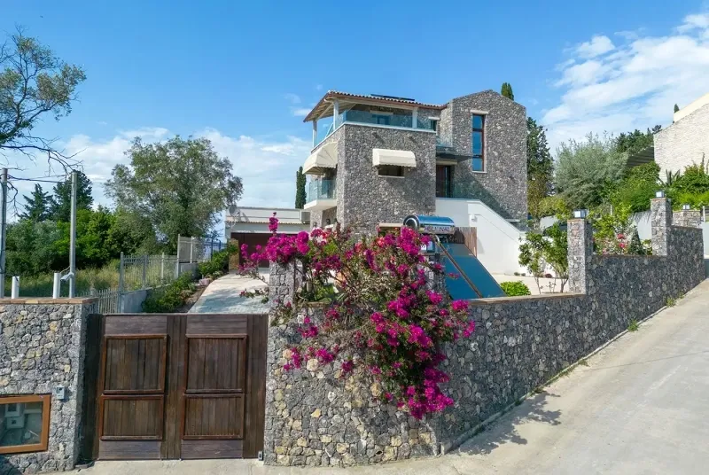villa-300-sq-m-for-sale_22