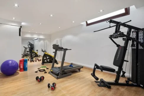villa-300-sq-m-for-sale_27
