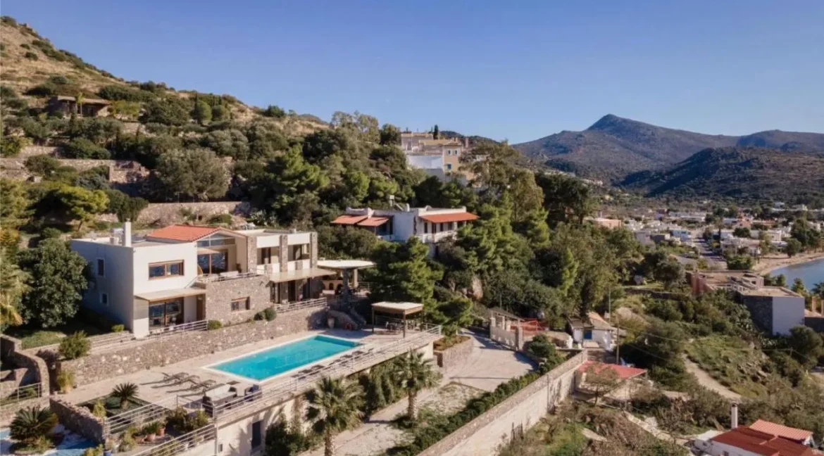 Villa by the sea in Aegina for sale