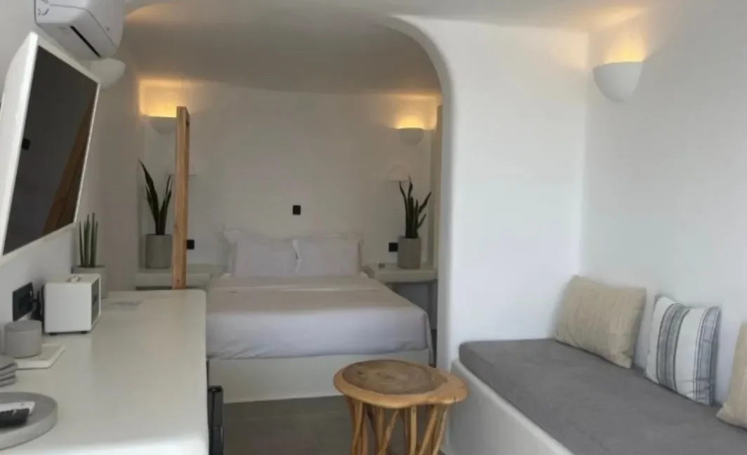 rare-luxury-hotel-for-sale-in-santorini-_03