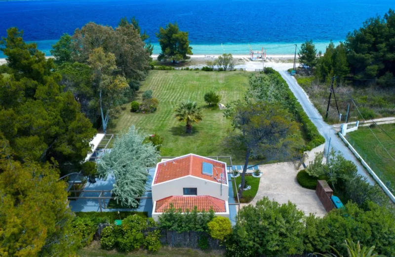 Beachfront Villa with Garden Sithonia — Halkidiki