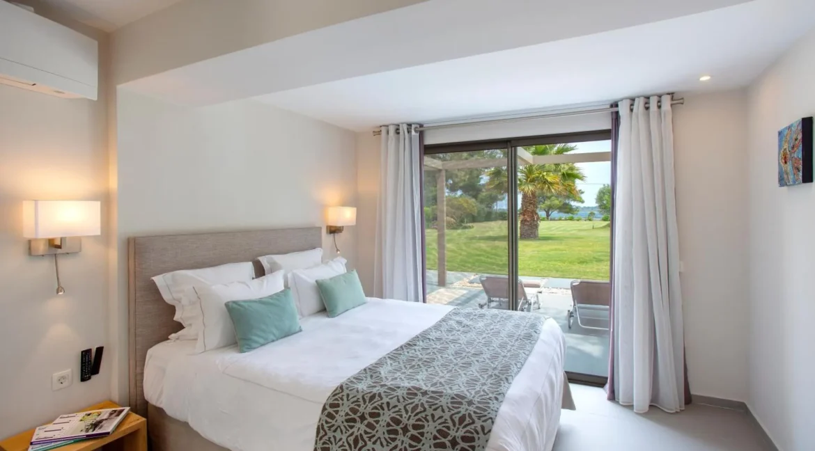 Beachfront Villa with Garden Sithonia — Halkidiki 8