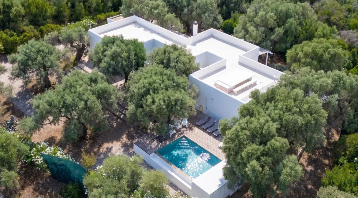 beautiful-waterfront-villa-for-sale-in-l-17921511_01