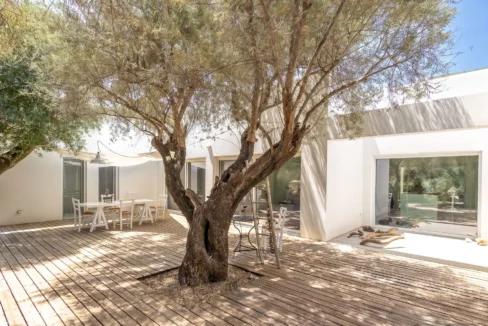 beautiful-waterfront-villa-for-sale-in-l-17921511_03