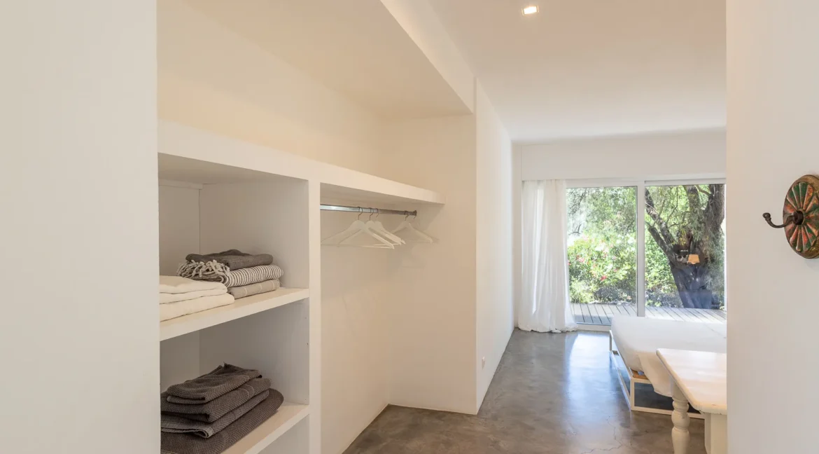 beautiful-waterfront-villa-for-sale-in-l-17921511_22