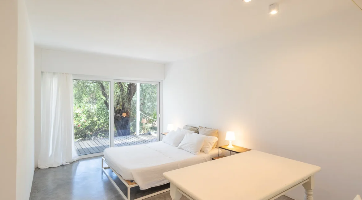 beautiful-waterfront-villa-for-sale-in-l-17921511_23
