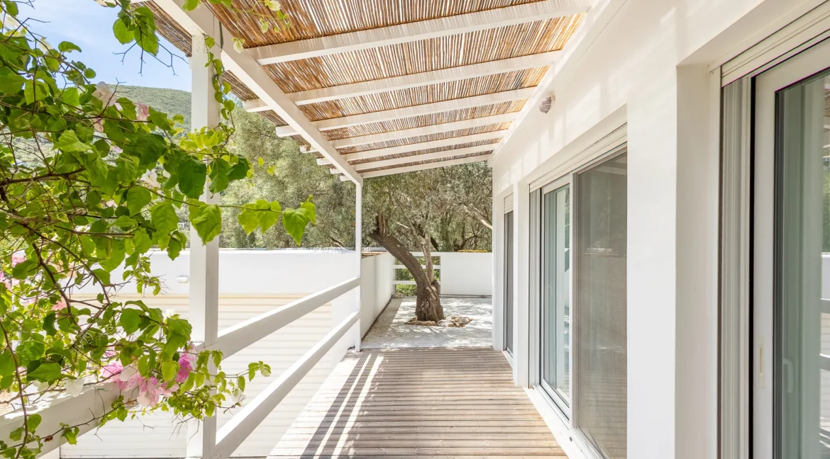 beautiful-waterfront-villa-for-sale-in-l-17921511_32