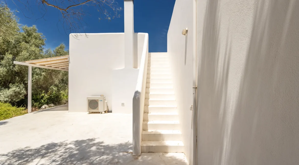 beautiful-waterfront-villa-for-sale-in-l-17921511_33