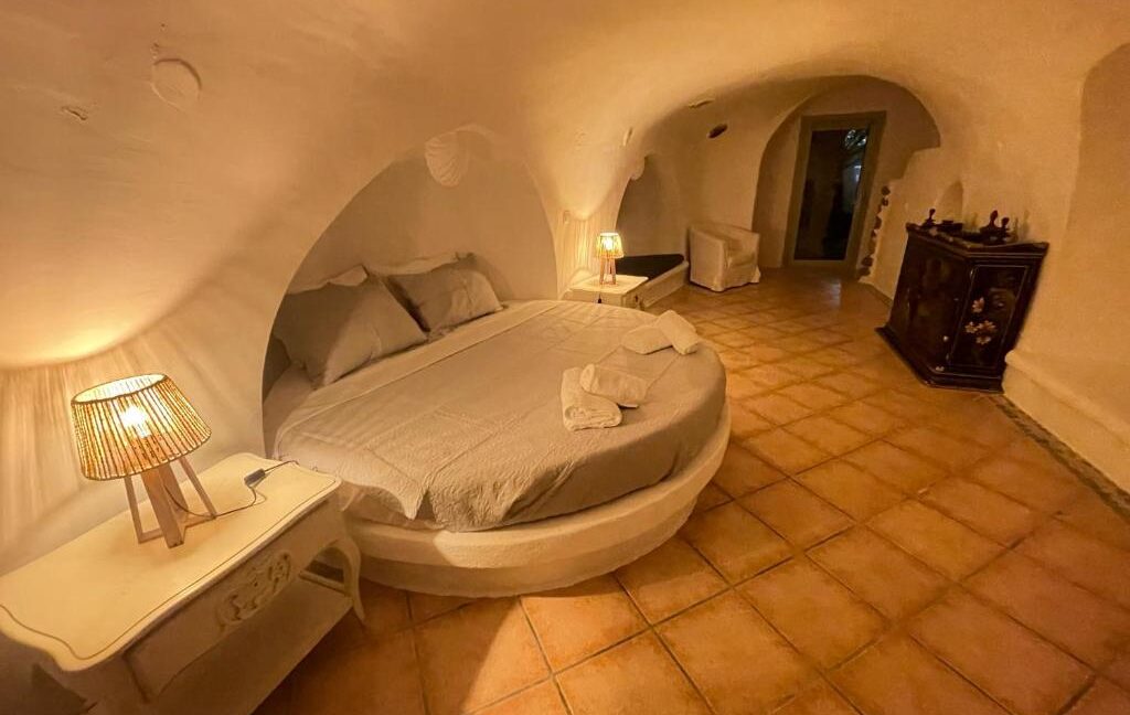 17 Rooms Hotel for sale Santorini — Messaria 1
