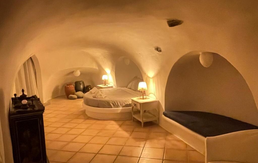 17 Rooms Hotel for sale Santorini — Messaria 2