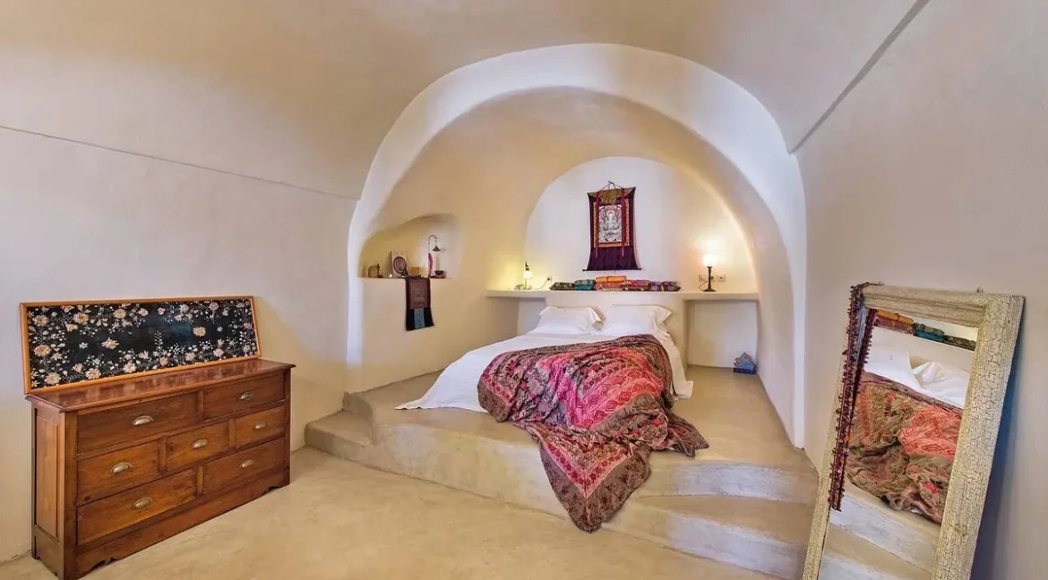 House for sale in Santoini with Panoramic Sea Views 9