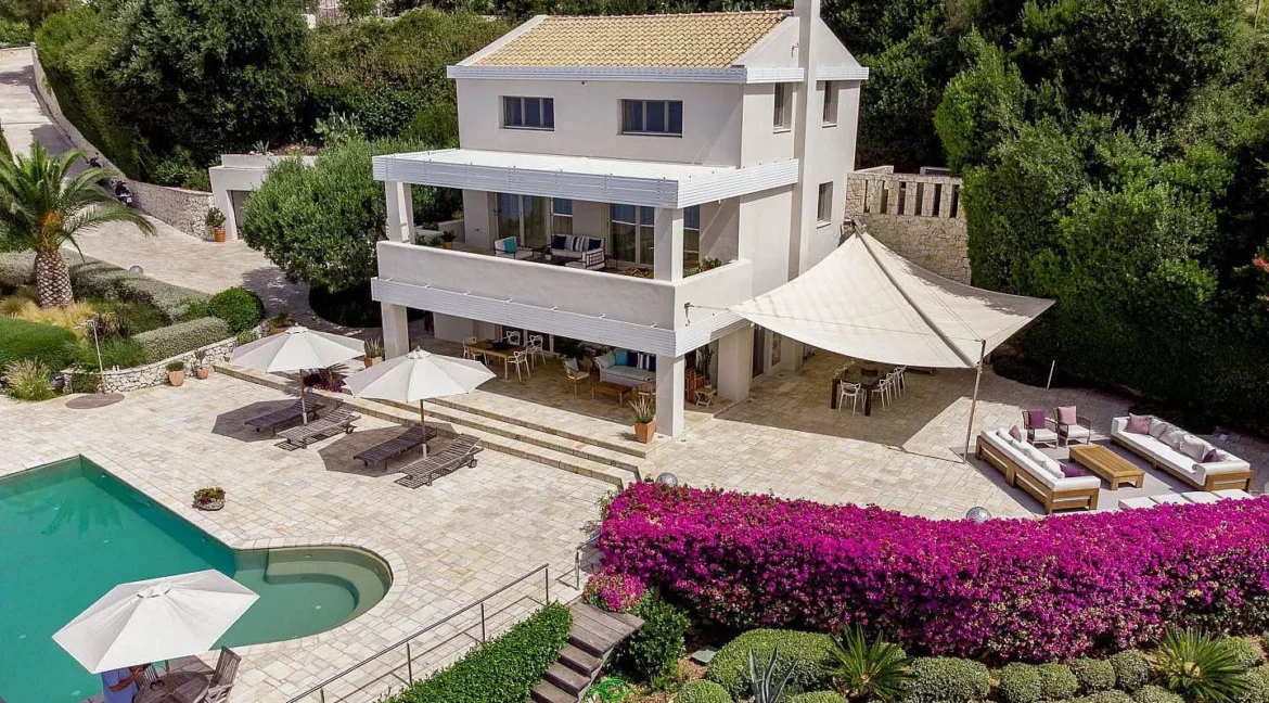 beautiful-beachfront-villa-for-sale-in-c-18369544_01