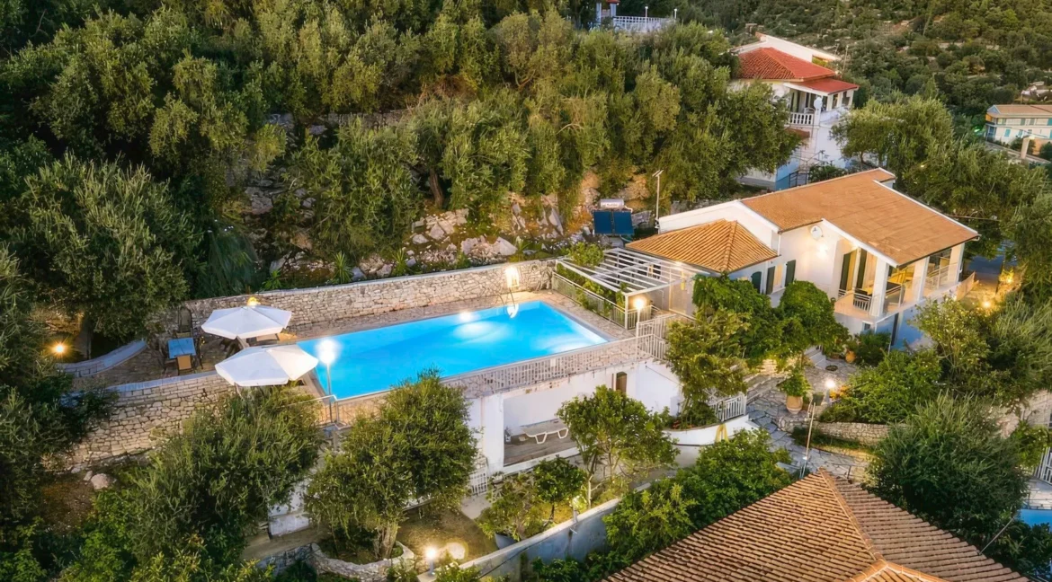 beautiful-waterfront-villa-for-sale-in-c-18832365_01