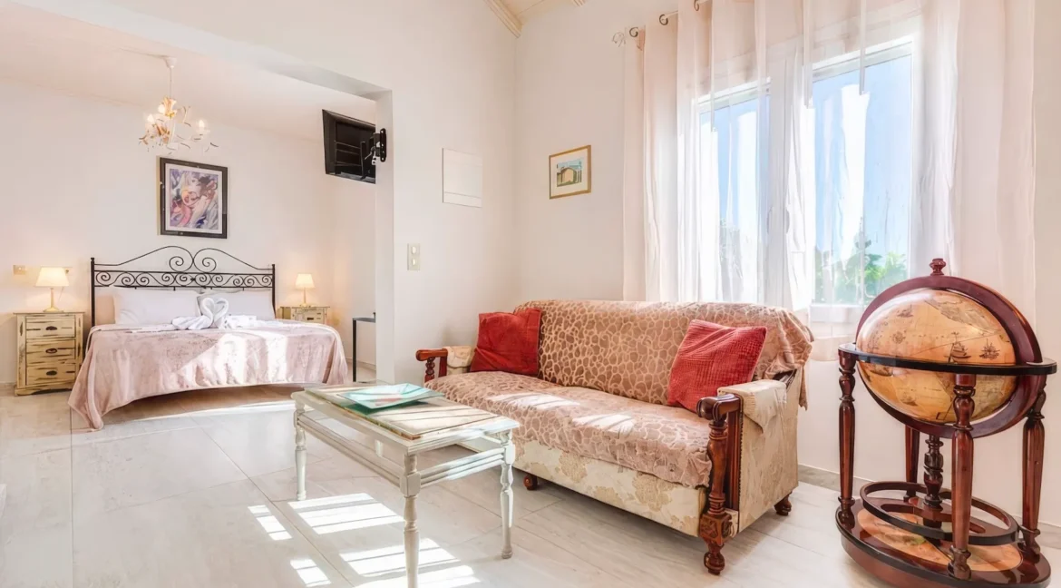 beautiful-waterfront-villa-for-sale-in-c-18832365_03