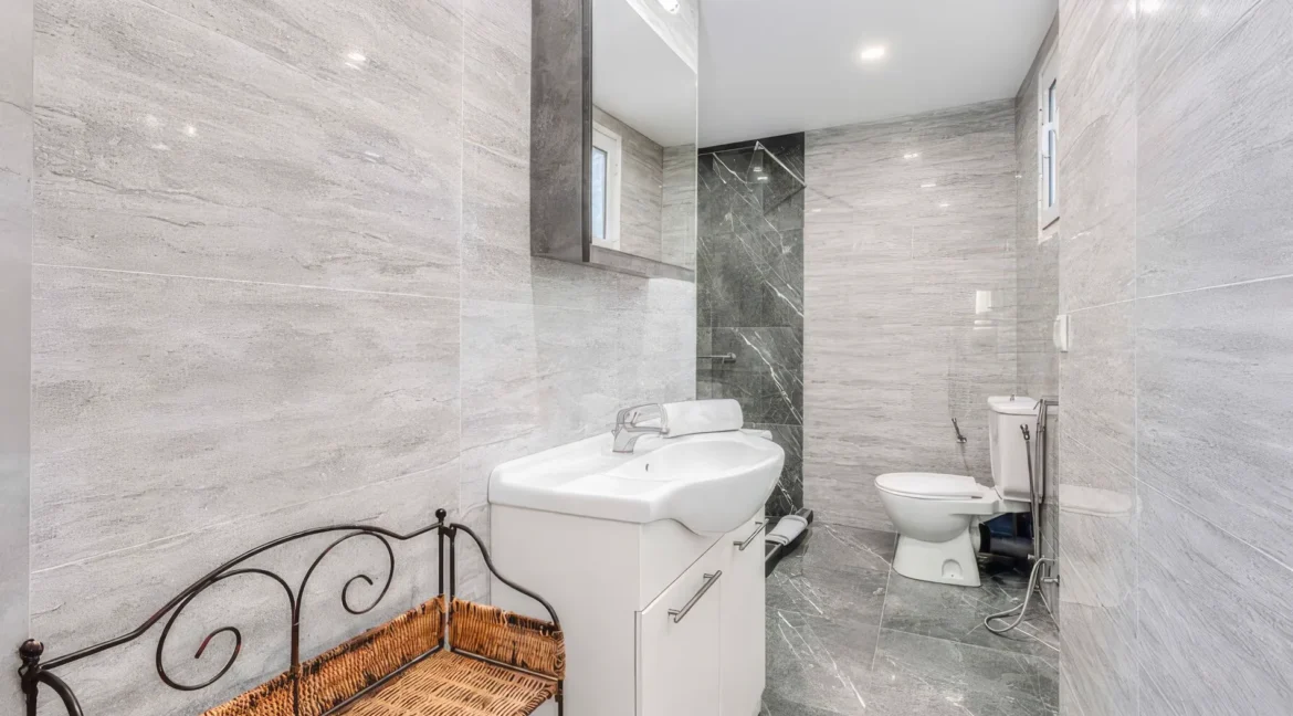 beautiful-waterfront-villa-for-sale-in-c-18832365_05