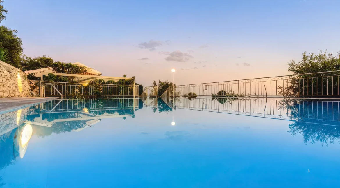 beautiful-waterfront-villa-for-sale-in-c-18832365_06