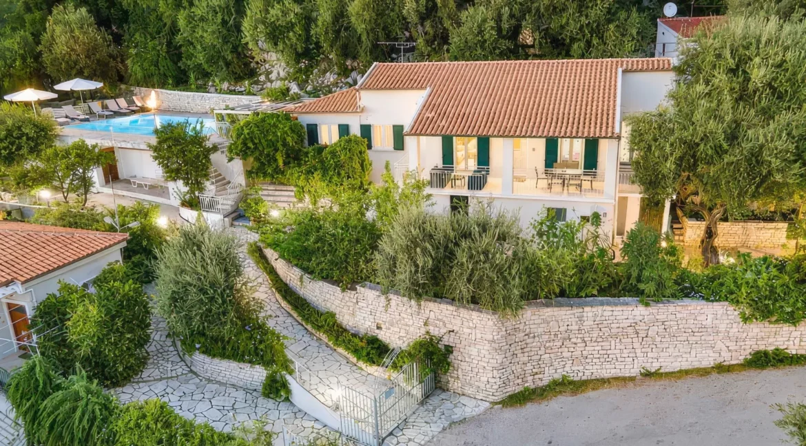 beautiful-waterfront-villa-for-sale-in-c-18832365_16