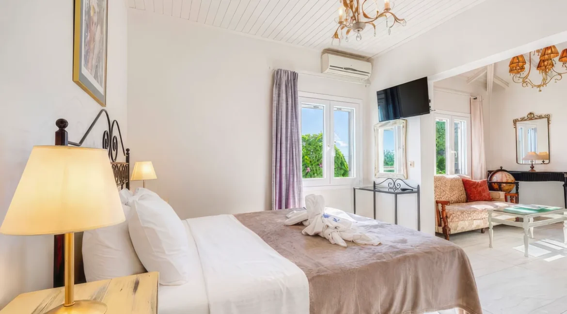 beautiful-waterfront-villa-for-sale-in-c-18832365_28