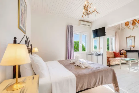 beautiful-waterfront-villa-for-sale-in-c-18832365_28