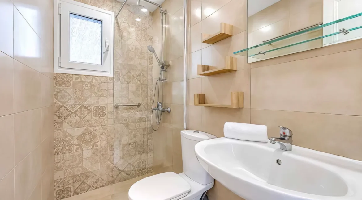 beautiful-waterfront-villa-for-sale-in-c-18832365_30