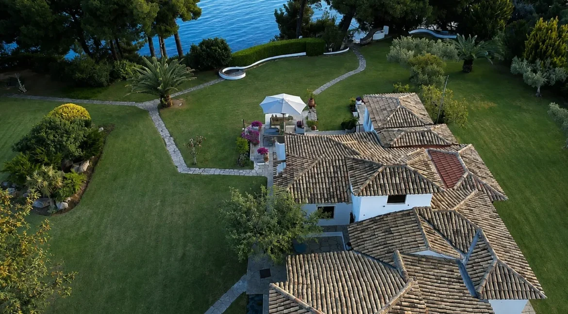 buy-a-waterfront-villa-in-halkidiki_01