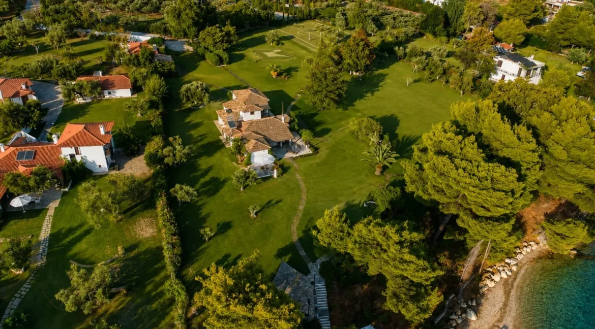 buy-a-waterfront-villa-in-halkidiki_10