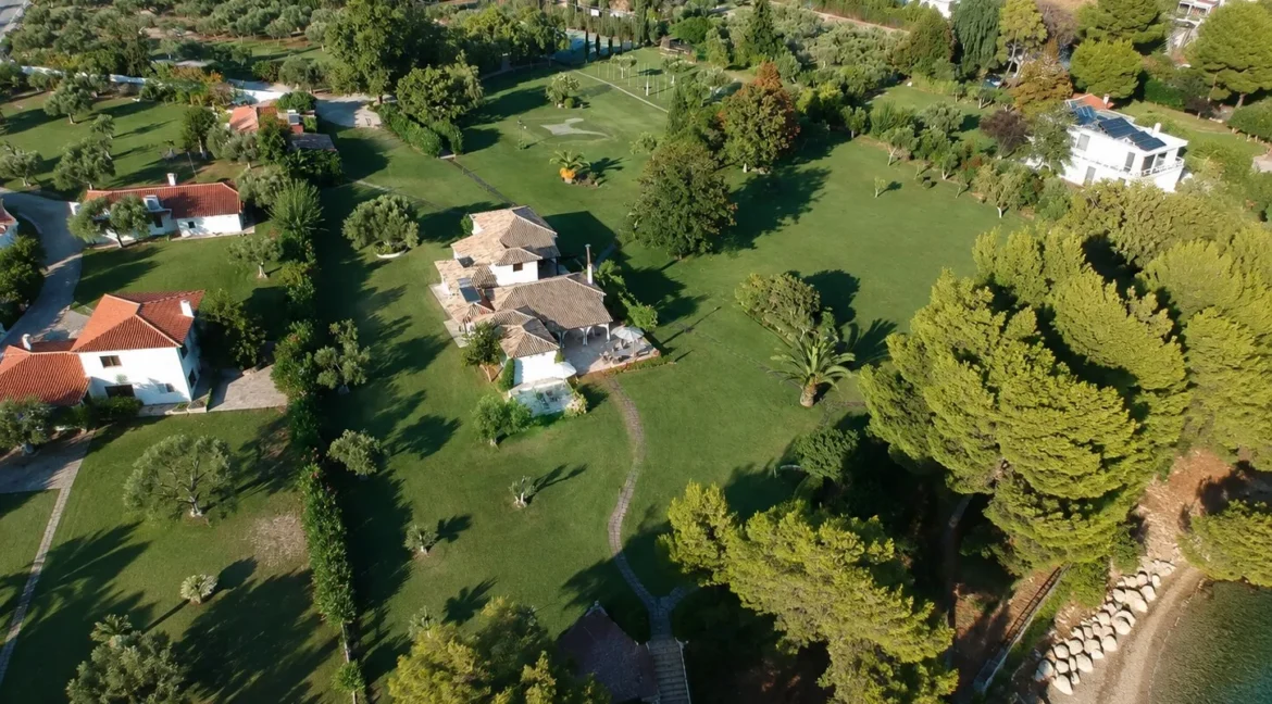 buy-a-waterfront-villa-in-halkidiki_11