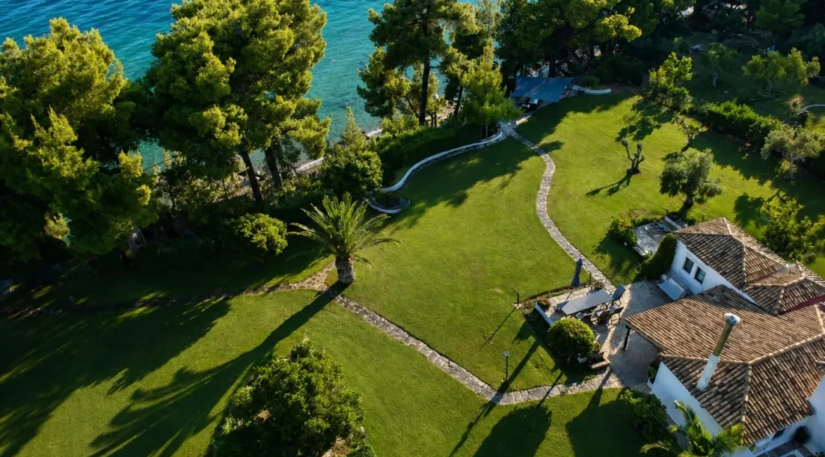 buy-a-waterfront-villa-in-halkidiki_13