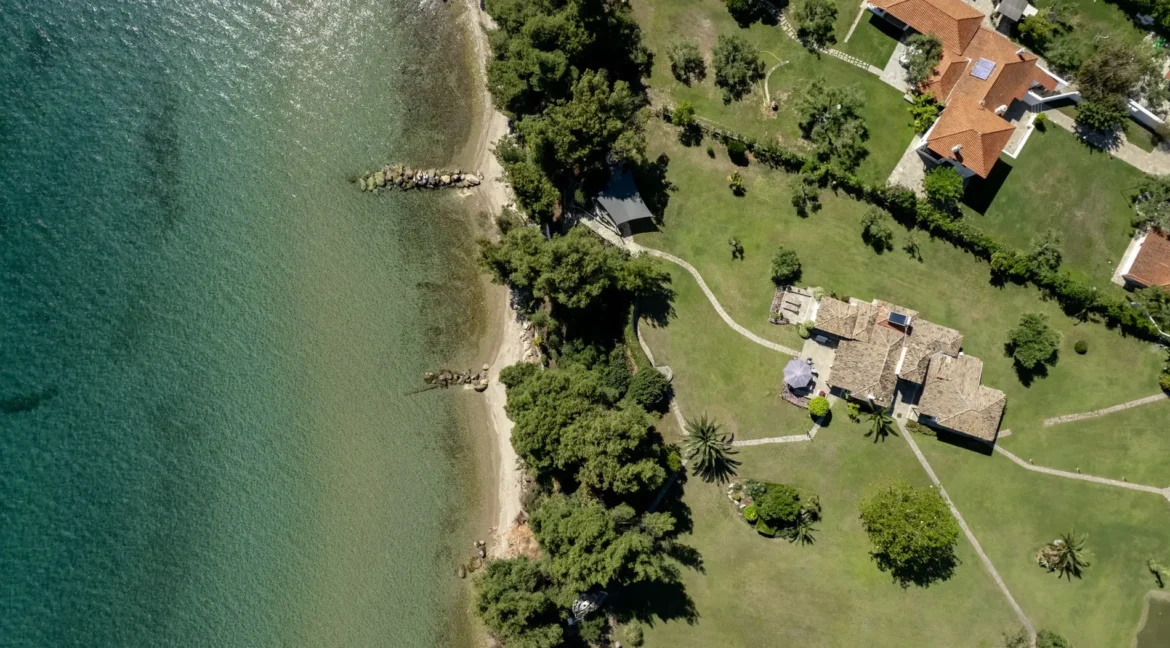 buy-a-waterfront-villa-in-halkidiki_17