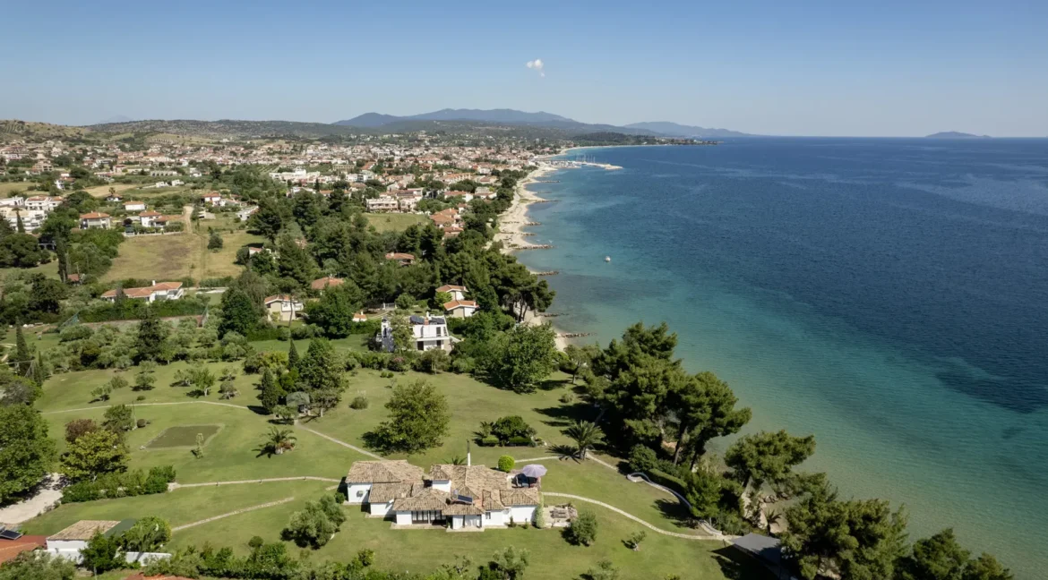 buy-a-waterfront-villa-in-halkidiki_22