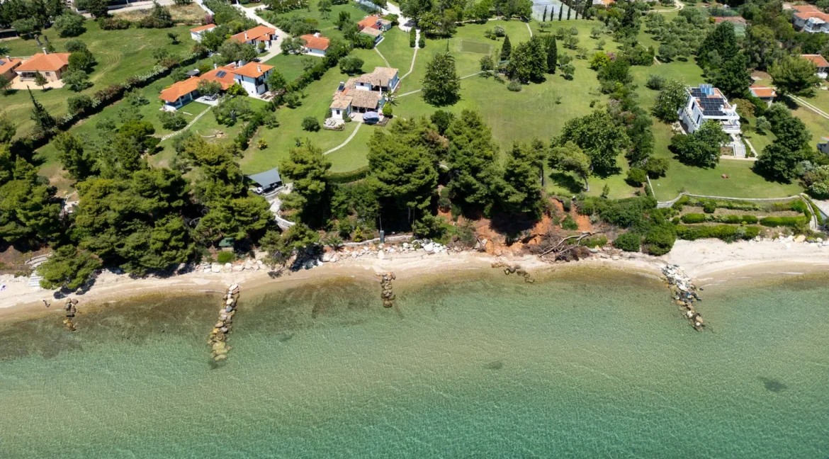 buy-a-waterfront-villa-in-halkidiki_25